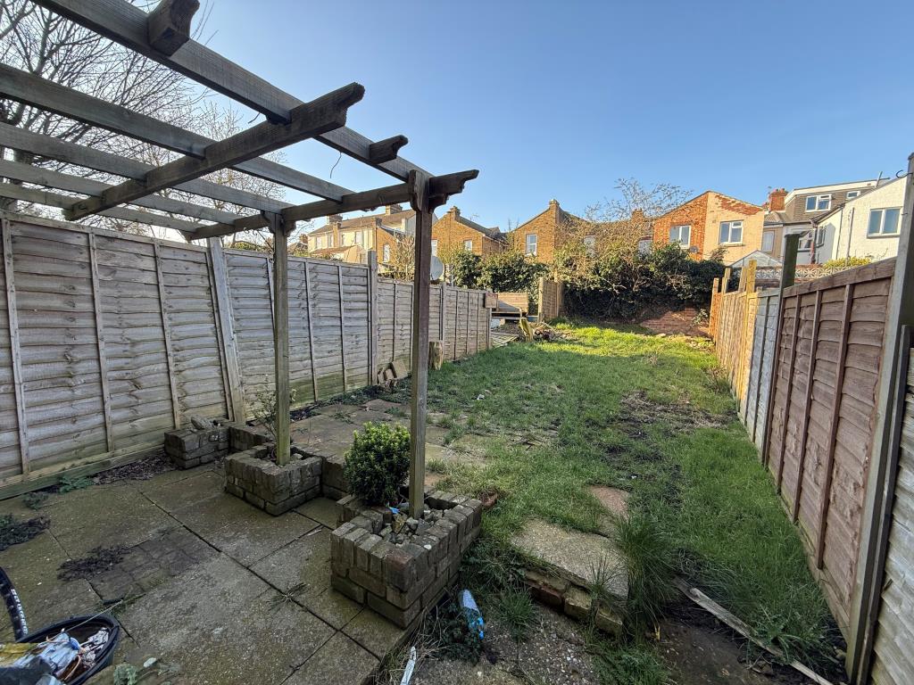 Lot: 59 - MID-TERRACE HOUSE IN NEED OF IMPROVEMENT - Garden to rear